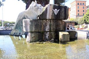 Viterbo - La fontana al Sacrario