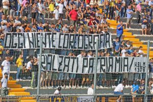 Sport - Calcio - Viterbese - La curva durante il minuto di silenzio