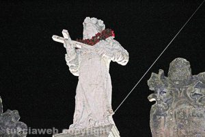 Viterbo - Santa Rosa - La statua con la corona di fiori