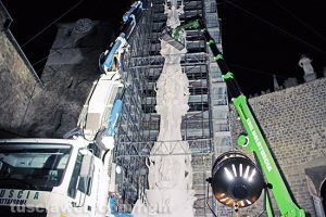 Viterbo - Santa Rosa - L'assemblaggio in notturna di Gloria