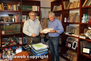 Chiusura centro storico - Il direttore di Tusciaweb Carlo Galeotti consegna la petizione al sindaco Leonardo Michelini