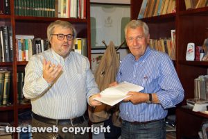 Chiusura centro storico - Il direttore di Tusciaweb Carlo Galeotti consegna la petizione al sindaco Leonardo Michelini