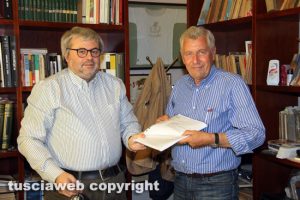 Chiusura centro storico - Il direttore di Tusciaweb Carlo Galeotti consegna la petizione al sindaco Leonardo Michelini