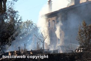 Viterbo - Incendio nel bosco di strada Roncone - Casolare in fiamme