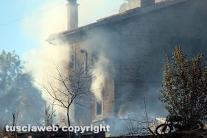 Viterbo - Incendio nel bosco di strada Roncone - Casolare in fiamme