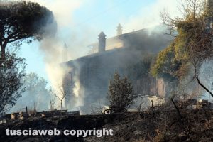 Viterbo - Incendio nel bosco di strada Roncone - Casolare in fiamme
