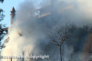 Viterbo - Incendio nel bosco di strada Roncone - Casolare in fiamme