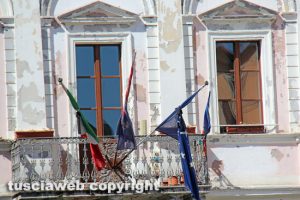 Terremoto nel centro Italia - Civita Castellana - Bandiere a mezz'asta in comune