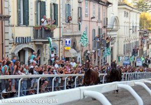 Ronciglione - Corse a vuoto - La cavalla Queen King del rione Campanone in testa