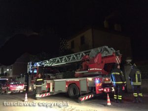 Incendio in una abitazione - L'intervento dei vigili del fuoco - Foto d'archivio