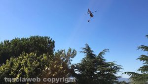 Viterbo - Incendio al Roncone - L'intervento con l'elicottero