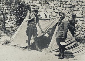 Mario Perelli con il moschetto in spalla