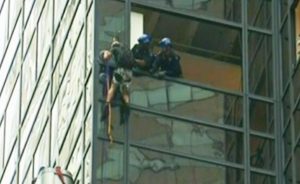 New York - La polizia arresta un uomo mentre scala la Trump Tower
