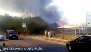 Civita Castellana - Vasto incendio in un campo