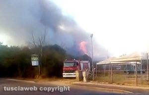 Civita Castellana - Vasto incendio in un campo