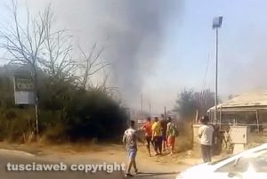 Civita Castellana - Vasto incendio in un campo