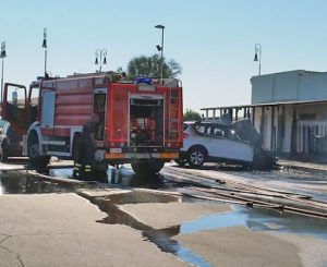 Fiumicino - Auto in fiamme nel parcheggio