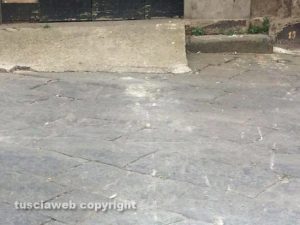 Viterbo - I lastroni danneggiati in piazza Fontana grande