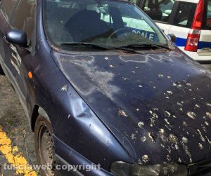 La macchina in sosta nel cuore di Sutri