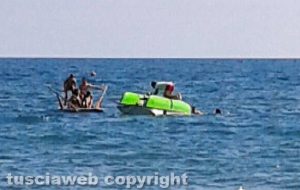 Pescia Romana - Barca si ribalta, salvato gruppo di ragazzi - Intervento dei cani bagnino