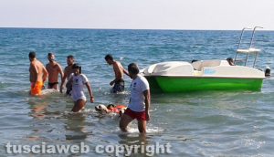 Pescia Romana - Barca si ribalta, salvato gruppo di ragazzi - Intervento dei cani bagnino