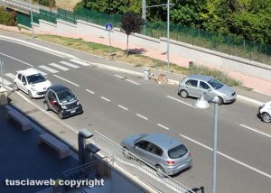 Viterbo - Cartone sparso in strada