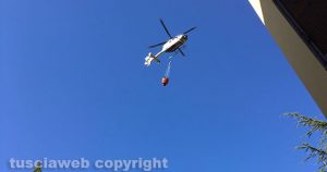 L'elicottero in azione per l'incendio