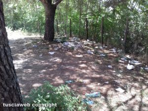 Viterbo - Rifiuti nel parcheggio sulla Teverina