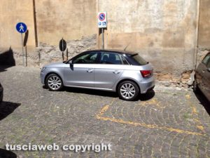 Tuscania - Parcheggio su posto riservato ai disabili