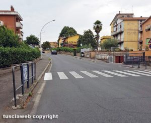 Sutri - Via della Stazione - Strisce pedonali riverniciate male