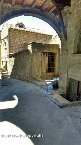 Viterbo - Guano di piccione e vestiti abbandonati in piazza San Pellegrino
