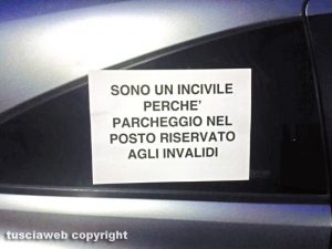 Viterbo - Macchina parcheggiata sul posto dei disabili a via Traversa