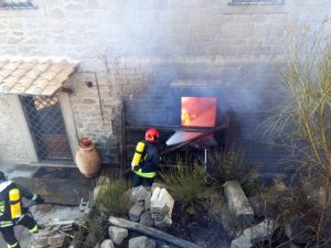 Viterbo - Incendio nel bosco di strada Roncone - Casolare in fiamme