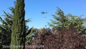 Viterbo - Incendio al Roncone - L'intervento con l'elicottero
