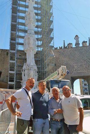 Viterbo - Massimiliano Farris sotto la Macchina di Santa Rosa