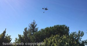 Viterbo - Incendio al Roncone - L'intervento con l'elicottero