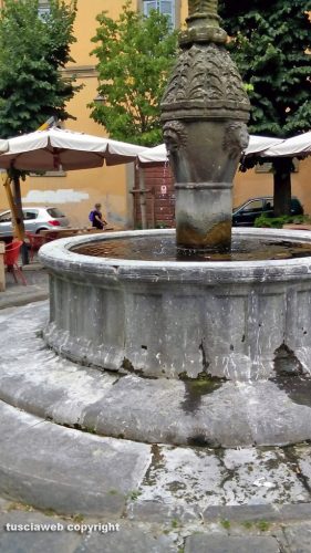 Viterbo - Fontana in piazza della Morte imbrattata di bianco