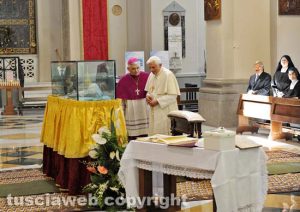 Viterbo - Papa Benedetto XVI davanti al corpo di santa Rosa