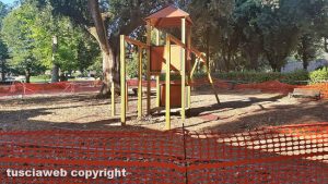 Viterbo - Pratogiardino Lucio Battisti - Giochi per i bambini in stato di abbandono