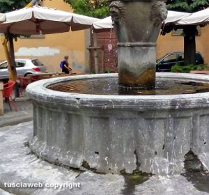 Viterbo - Fontana in piazza della Morte imbrattata di bianco