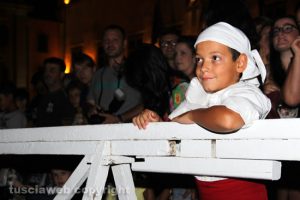 Viterbo - Santa Rosa - Minimacchina centro storico - Un minifacchino durante il trasporto