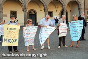 Viterbo - Sit-in a piazza del Comune contro Erdogan