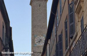 Viterbo - L'orologio in piazza del Comune non funziona