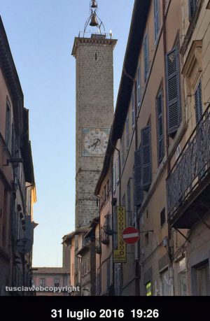 Viterbo - L'orologio in piazza del Comune non funziona