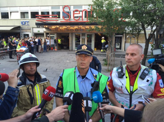La conferenza stampa della polizia davanti al Sentrum Scene
