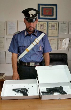 Le pistole sequestrate dai carabinieri di Civitavecchia