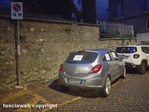 Viterbo - Macchina parcheggiata sul posto dei disabili a via Traversa