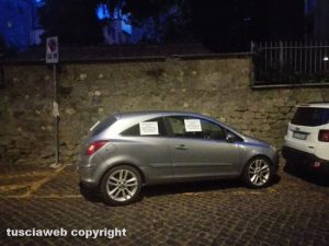 Viterbo - Macchina parcheggiata sul posto dei disabili a via Traversa
