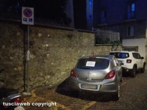 Viterbo - Macchina parcheggiata sul posto dei disabili a via Traversa