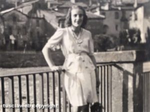Viterbo - Come eravamo - Anni '40 - Ragazza in posa in via Ascenzi